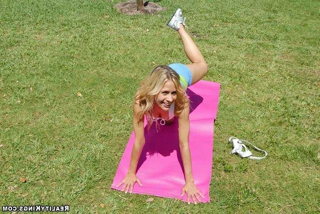 Гимнастка практикуется в новых упражнениях 1 фотография