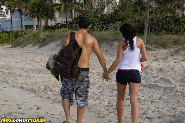 Семейная пара на пляже 9 фотография Семейная пара на пляже 9 фотография