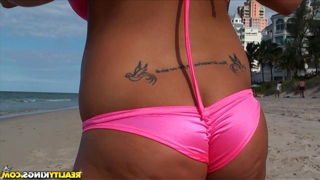 Семейная пара на пляже 5 фотография Семейная пара на пляже 5 фотография