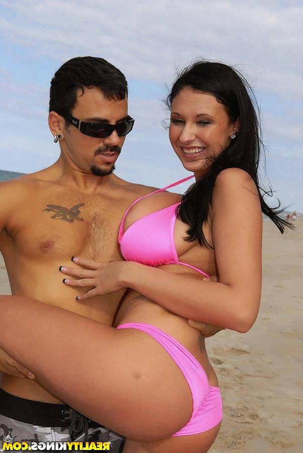 Семейная пара на пляже 3 фотография Семейная пара на пляже 3 фотография