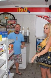 Занялся сексом с красавицей в фургоне