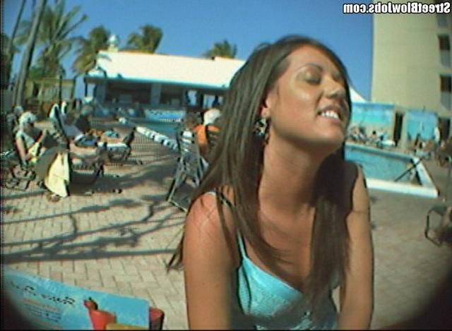 Лиза берет за щеку у приятеля 1 фотография Лиза берет за щеку у приятеля 1 фотография