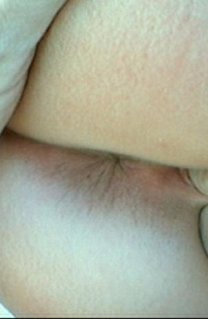 Лиза берет за щеку у приятеля