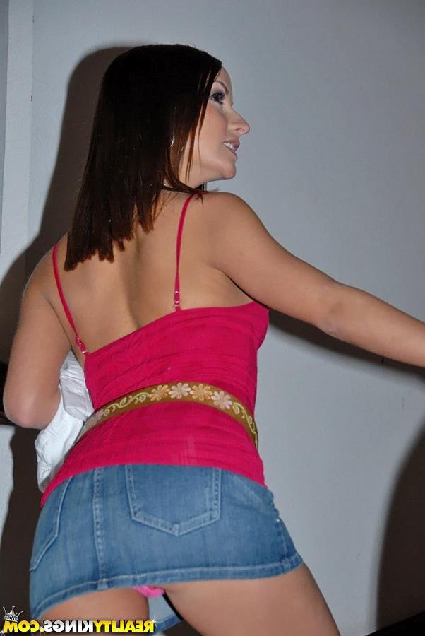 Симпатичная крошка любит попрыгать на члене 2 фотография