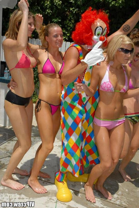 Повеселились в бассейне и славно потрахались 3 фотография