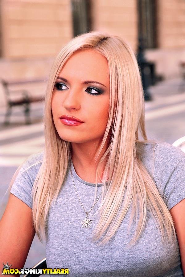 Гламурная шлюшка с двумя любовниками 10 фотография