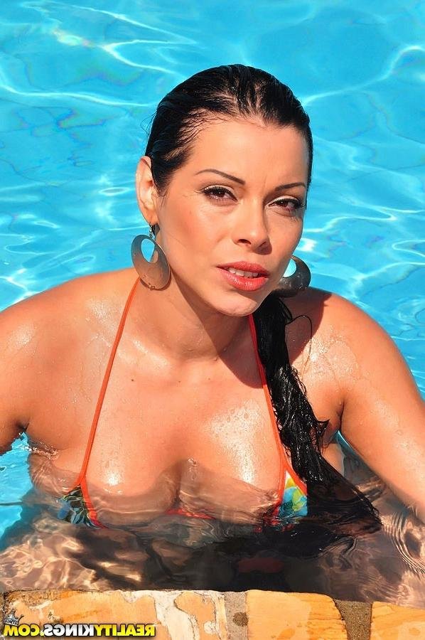 Насладился попкой красавицы в бассейне 8 фотография