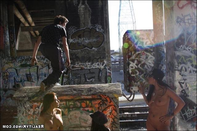 Молодые порно звезды на работе 4 фотография