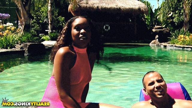 Любвеобильная красотка Лала расслабляется 10 фотография