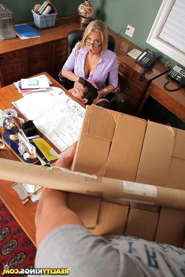 Подчиненный лижет писю начальнице 15 фотография