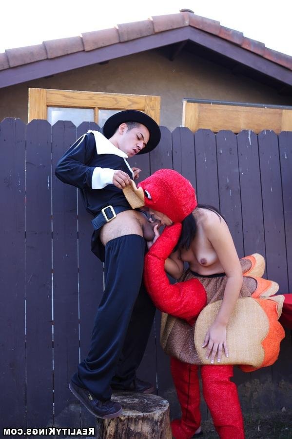 Дрючит различных молодых проституток 17 фотография