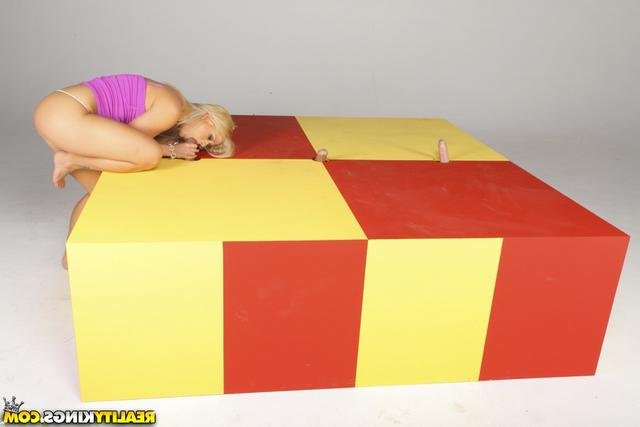 Пенис, торчащий из ниоткуда 20 фотография Пенис, торчащий из ниоткуда 20 фотография