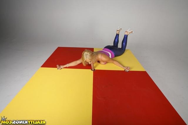 Пенис, торчащий из ниоткуда 9 фотография Пенис, торчащий из ниоткуда 9 фотография