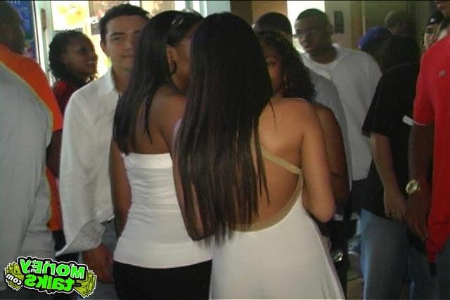 Он ее поставил раком и отымел 6 фотография