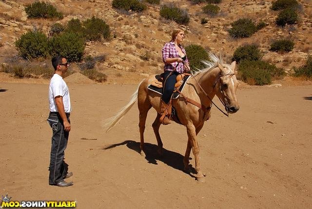 Где-то в поле поимел большегрудую 8 фотография