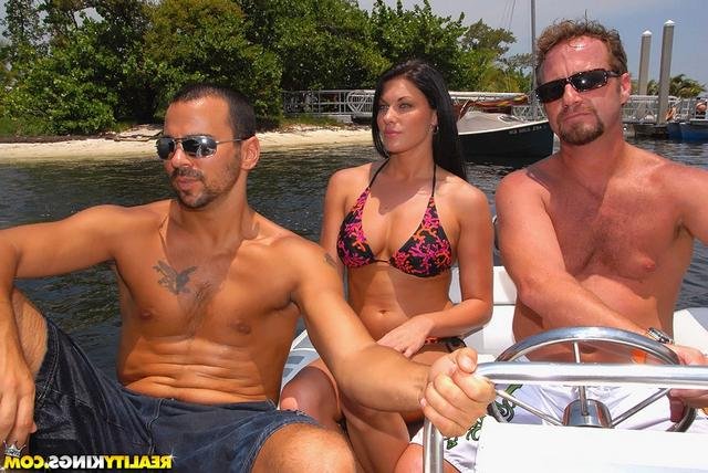 Чуваки наяривают телку в две дырочки 4 фотография