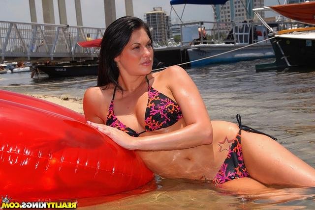 Чуваки наяривают телку в две дырочки 2 фотография