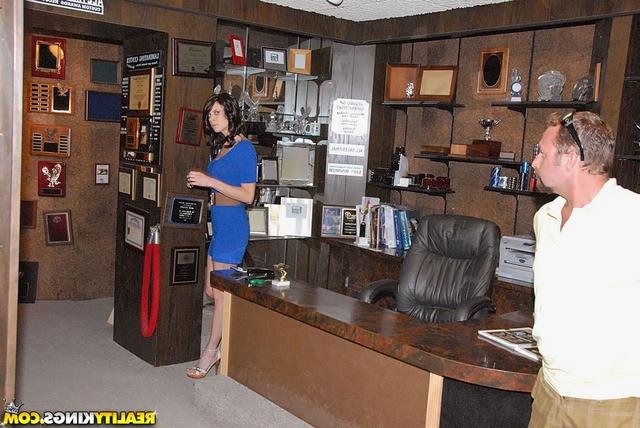 Сначала Виолетту выебал, потом кончил 2 фотография