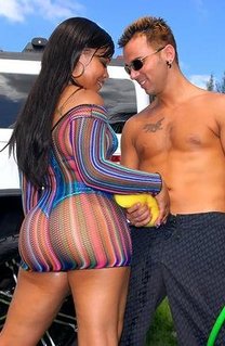 Бразильская красотка в блестящих трусиках