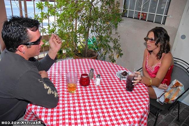 Уговорил девушку пососать и отдастся ему 1 фотография Уговорил девушку пососать и отдастся ему 1 фотография