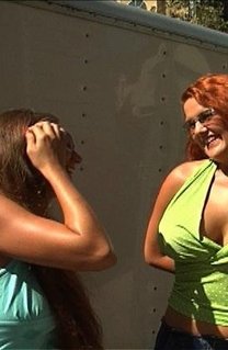 За несколько баксов раздвинет ножки