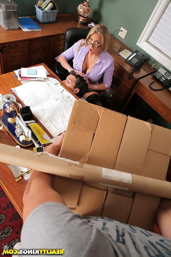 Под столом у начальницы 15 фотография Под столом у начальницы 15 фотография