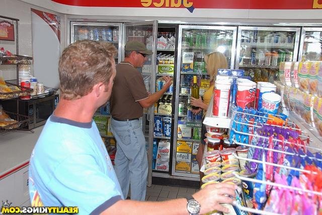 Одинокая женщина отблагодарила спасителя 1 фотография Одинокая женщина отблагодарила спасителя 1 фотография