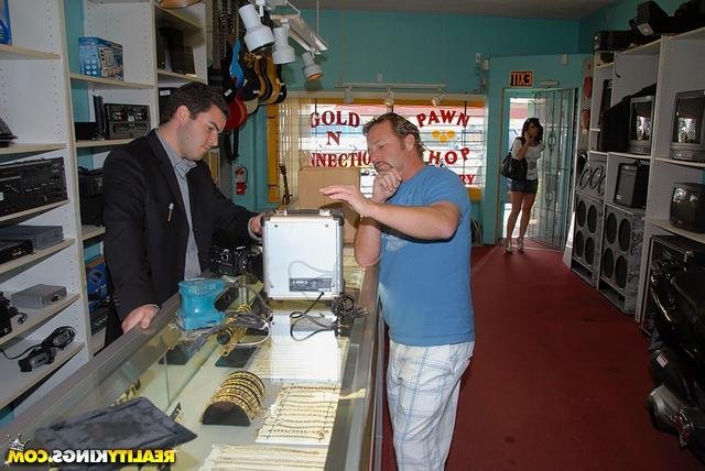 Фигуристая красотка в мини 4 фотография Фигуристая красотка в мини 4 фотография