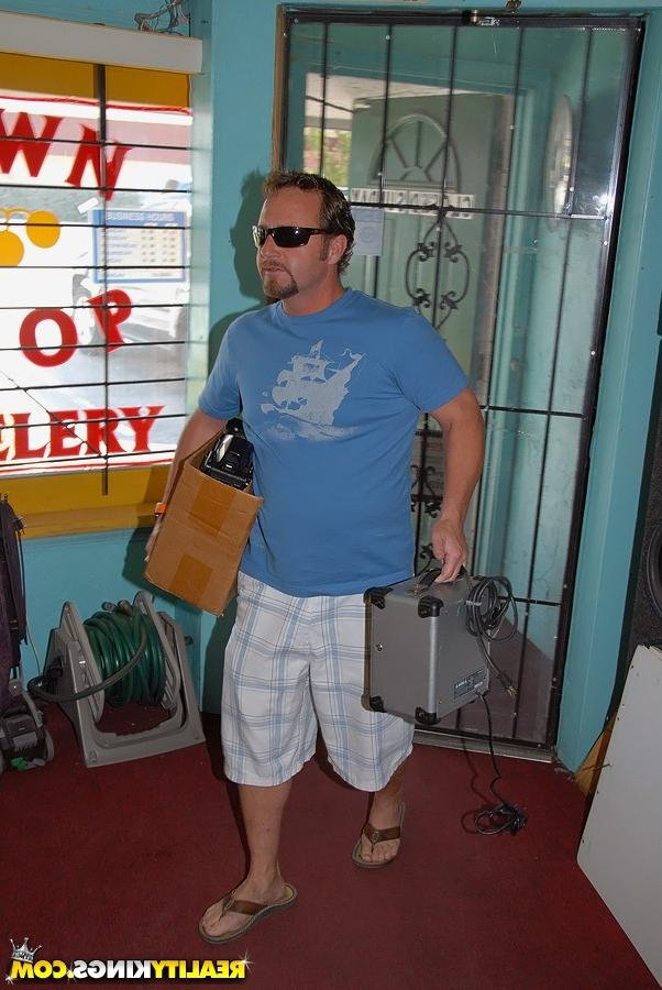 Фигуристая красотка в мини 2 фотография Фигуристая красотка в мини 2 фотография