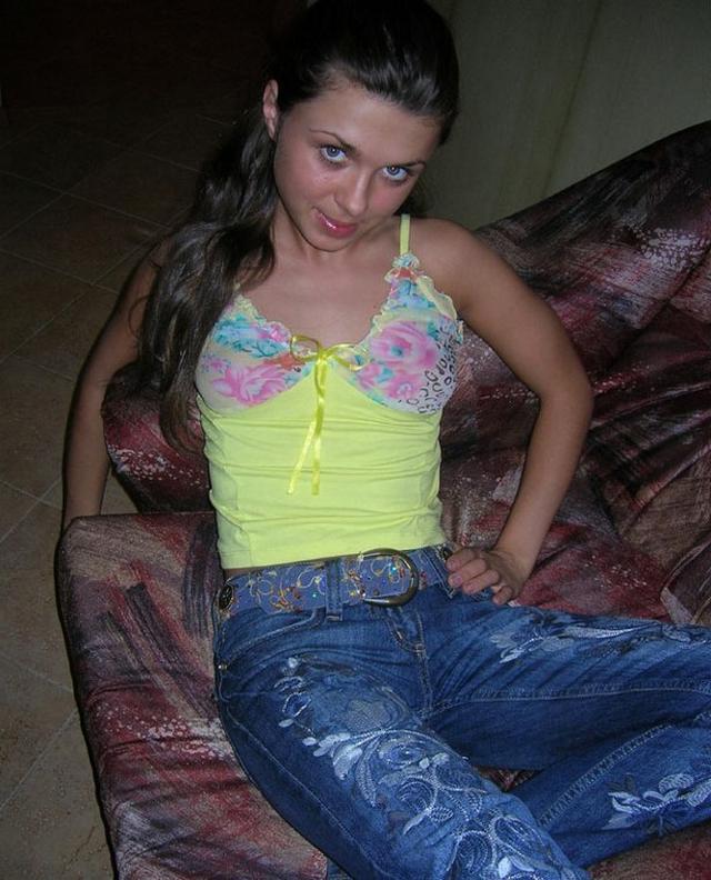 Красивая брюнетка раздевается дома 1 фотография Красивая брюнетка раздевается дома 1 фотография