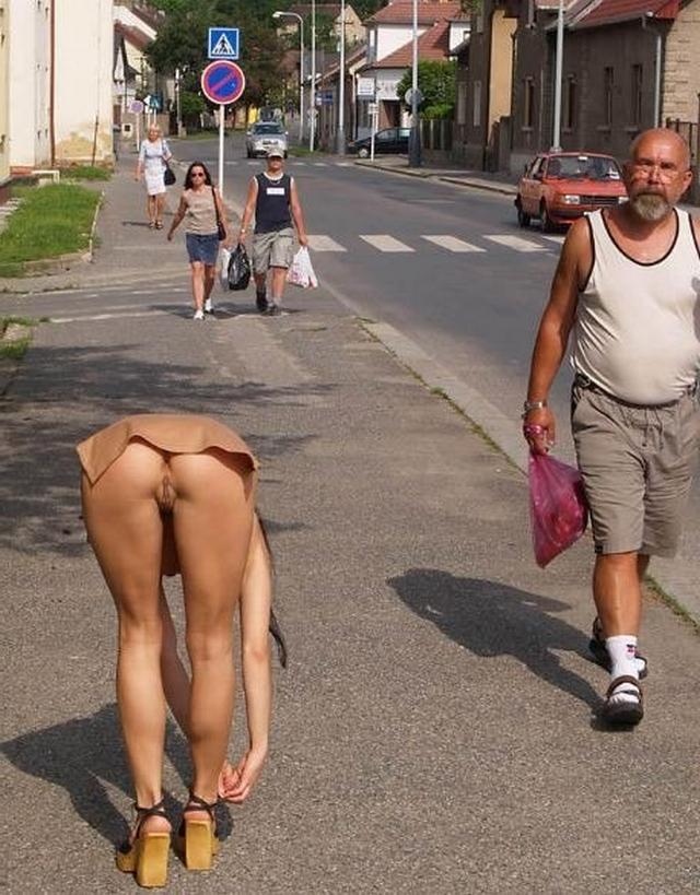 Телки забыли надеть трусы 4 фотография