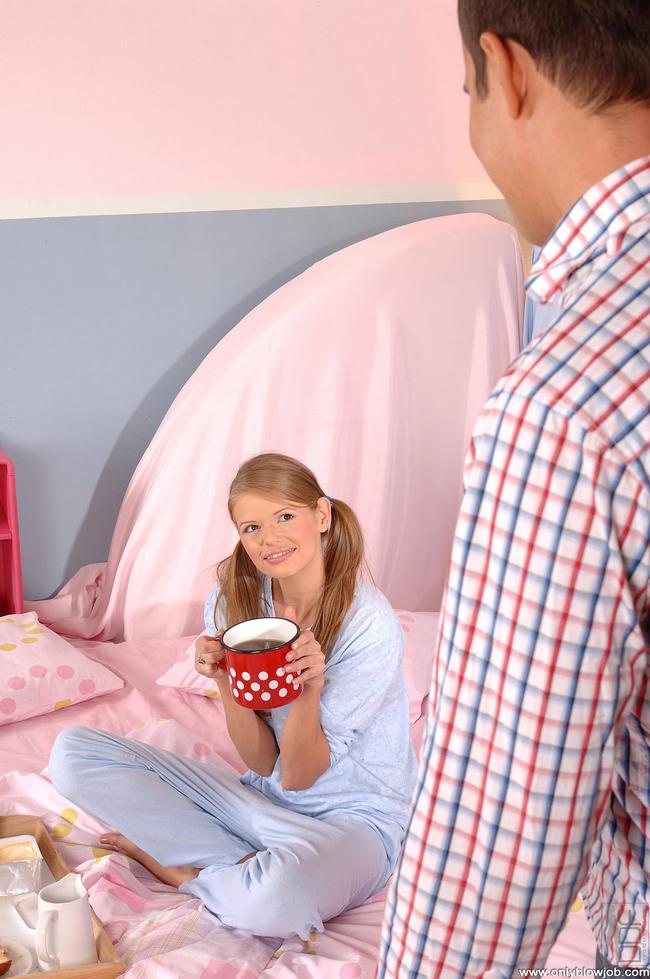 Молодка хорошо сосет пенис паренька 1 фотография Молодка хорошо сосет пенис паренька 1 фотография