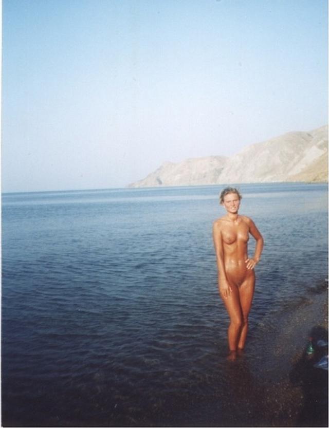 Молоденькие крали разделись на море 16 фотография