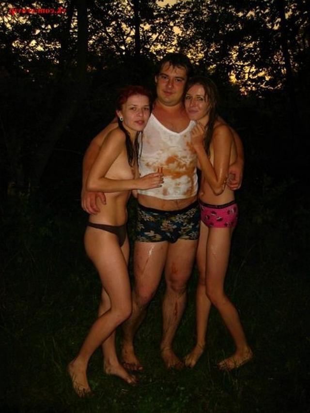 Компания оголилась на речке 17 фотография Компания оголилась на речке 17 фотография