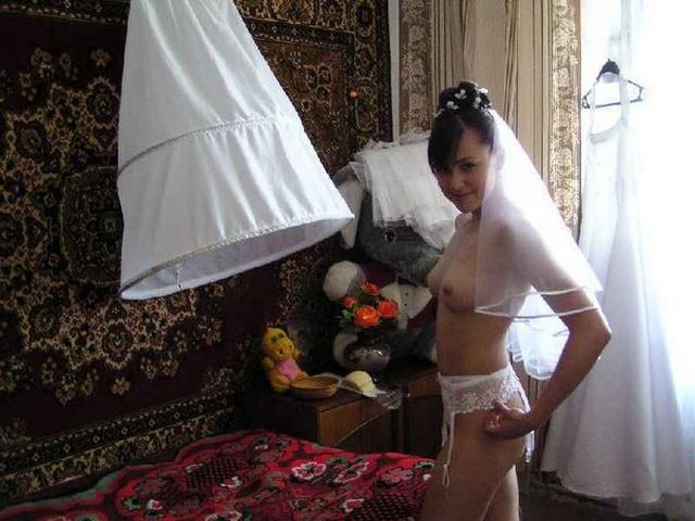 Озабоченные невесты показывают белые трусики и упругие сиськи 9 фотография Озабоченные невесты показывают белые трусики и упругие сиськи 9 фотография