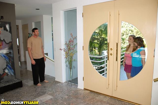 Толстые цыпочки соблазнили парня 3 фотография Толстые цыпочки соблазнили парня 3 фотография