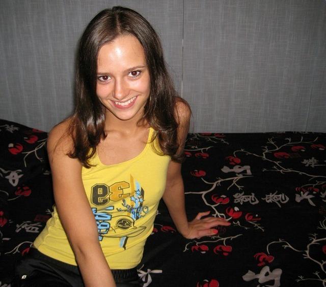 Совсем молодая шатенка сосет член 1 фотография Совсем молодая шатенка сосет член 1 фотография