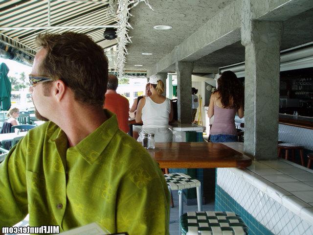 Худая зрелка с силиконовыми сиськами любит трахаться 1 фотография Худая зрелка с силиконовыми сиськами любит трахаться 1 фотография