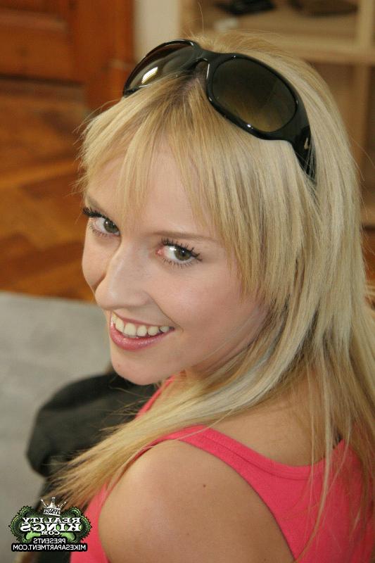 Светленькая красотка мастурбирует щелочку 8 фотография Светленькая красотка мастурбирует щелочку 8 фотография