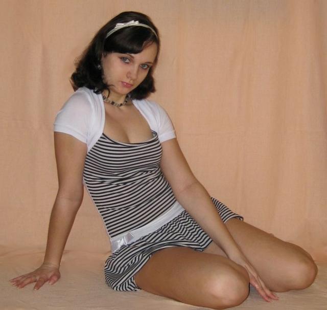 Совершеннолетняя развратница оголяет части тела 2 фотография Совершеннолетняя развратница оголяет части тела 2 фотография