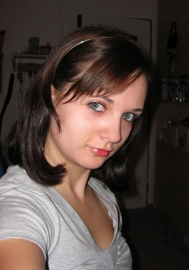 Совершеннолетняя развратница оголяет части тела 1 фотография Совершеннолетняя развратница оголяет части тела 1 фотография