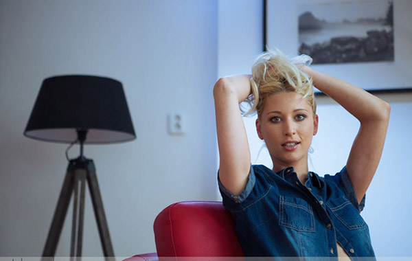 Оттрахала себя в письку длинным огурцом 2 фотография Оттрахала себя в письку длинным огурцом 2 фотография