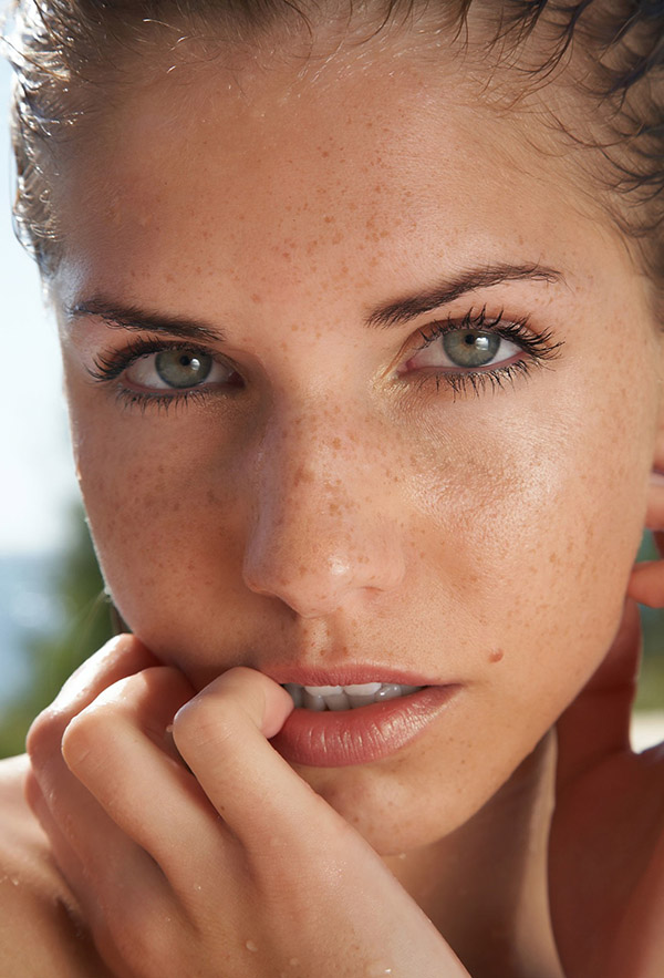 Сногсшибательная модель позирует нагая у бассейна 11 фотография Сногсшибательная модель позирует нагая у бассейна 11 фотография