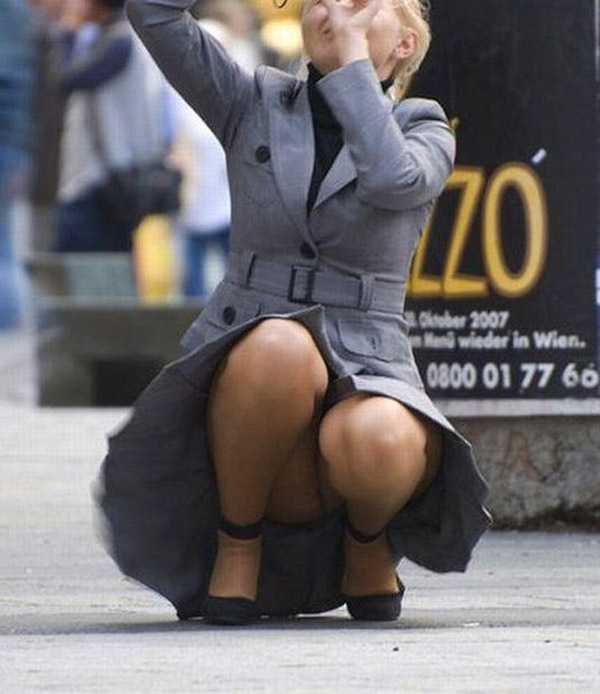 Подборка засветов разных баб, которые забывают о том, что они вышли на улицу в юбках 3 фотография Подборка засветов разных баб, которые забывают о том, что они вышли на улицу в юбках 3 фотография