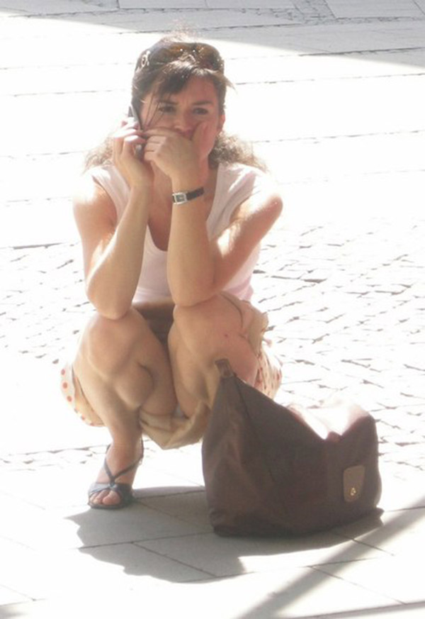 Подборка засветов разных баб, которые забывают о том, что они вышли на улицу в юбках 1 фотография Подборка засветов разных баб, которые забывают о том, что они вышли на улицу в юбках 1 фотография