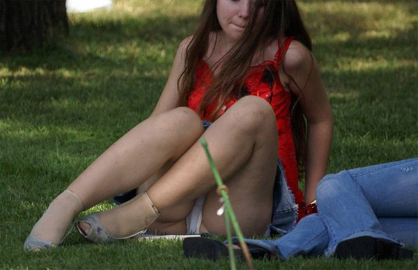 Подборка засветов разных баб, которые забывают о том, что они вышли на улицу в юбках 8 фотография Подборка засветов разных баб, которые забывают о том, что они вышли на улицу в юбках 8 фотография