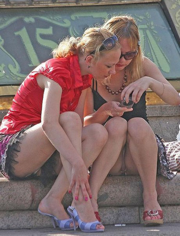 Подборка засветов разных баб, которые забывают о том, что они вышли на улицу в юбках 11 фотография Подборка засветов разных баб, которые забывают о том, что они вышли на улицу в юбках 11 фотография