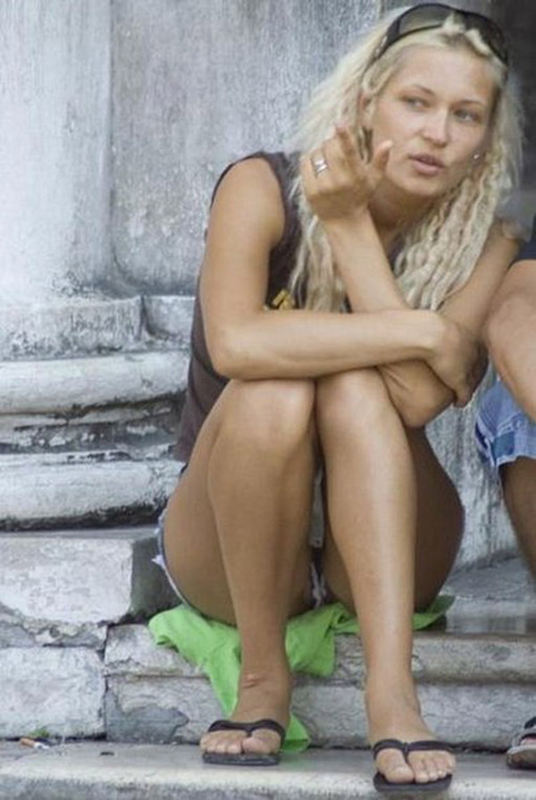 Подборка засветов разных баб, которые забывают о том, что они вышли на улицу в юбках 13 фотография Подборка засветов разных баб, которые забывают о том, что они вышли на улицу в юбках 13 фотография