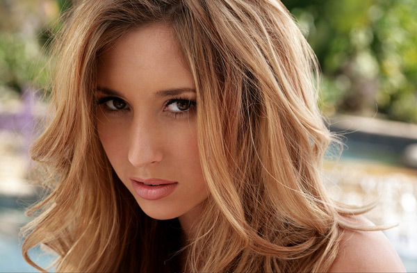 Сисястая нимфа оголила пикантные места 15 фотография Сисястая нимфа оголила пикантные места 15 фотография