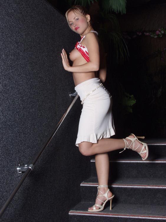 Раскрепощенная туристка подняла юбку и показала писюху 3 фотография Раскрепощенная туристка подняла юбку и показала писюху 3 фотография